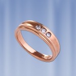 Русское обручальное кольцо из золота с бриллиантами.