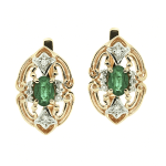 Pendientes dorados con esmeraldas y diamantes.