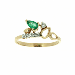Gylden ring med smaragd og diamanter
