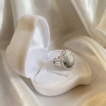 Srebrny pierścionek z masą perłową i cyrkoniami