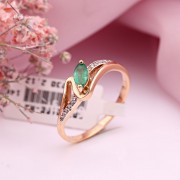 Goldener Ring. Diamanten und Smaragd