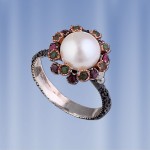 Strieborný prsteň s perlou a smaragdom, rubíny