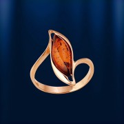 Zlatni prsten s jantarom