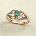 Kuldne sõrmus smaragdi ja teemantidega