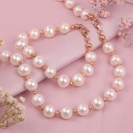 pearl necklace; -bracelet