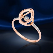 Ein Ring mit einem Diamanten. Tanzender Diamant