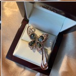 Broche en argent plaqué or avec ambre vert "Papillon"