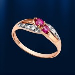 Златни прстен са дијамантима и рубинима