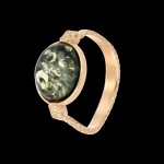Позлатен сребърен пръстен със зелен кехлибар