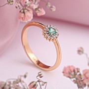 Goldener Ring. Diamanten und Smaragd