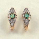 Guldörhängen med diamanter, smaragd