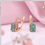 Guldörhängen med diamanter och smaragd