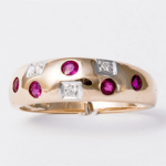 Златни прстен са рубинима и дијамантима