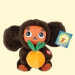 Cheburashka falando com laranja