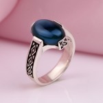 Srebrny pierścionek z niebieskim agatem