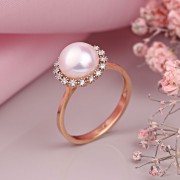 Perlen und Zirkonia. goldener Ring
