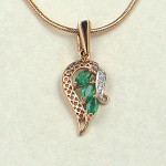 Gullanheng med diamanter, smaragd