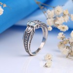 Stříbrný amuletový prsten se zirkony