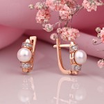 Pearls and cubic zirconia. Gold earrings
