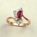 Златни прстен са дијамантима, рубинима
