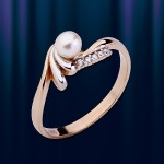 Złoty pierścionek z perłami.